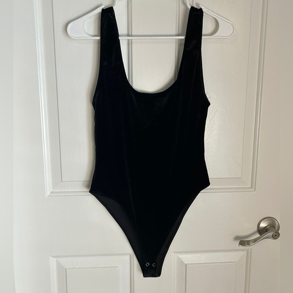 Black Velvet Scoop Neck Tank Top Bodysuit Size Medium (0309) - Picture 4 of 7